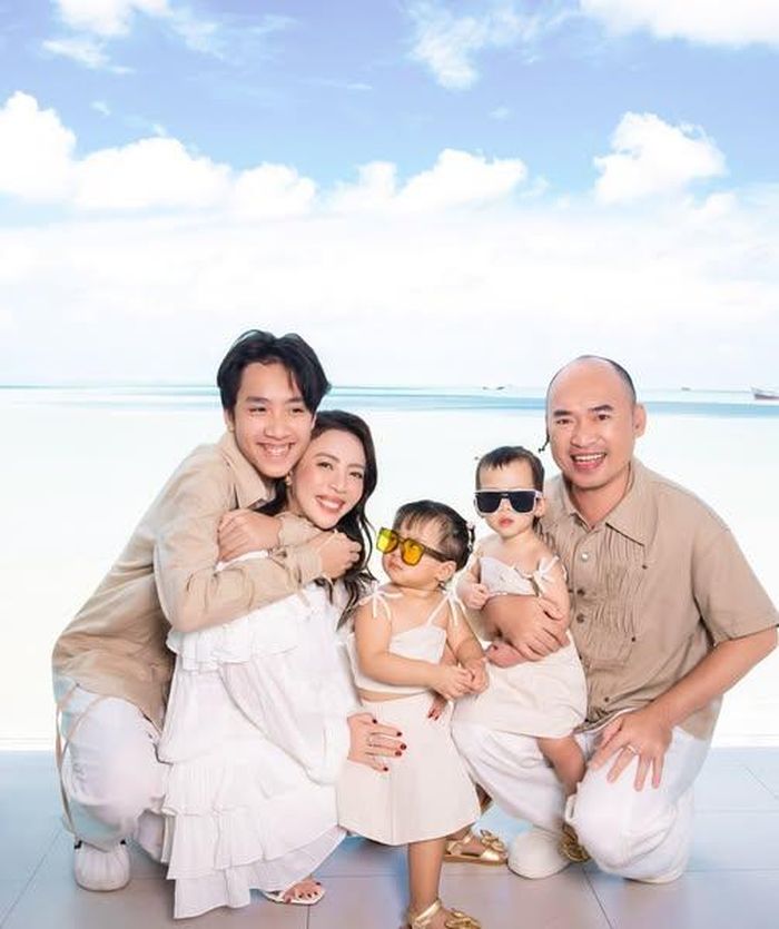 Diễn viên Thu Trang chia sẻ hình ảnh hạnh phúc bên ông xã Tiến Luật và các con.
