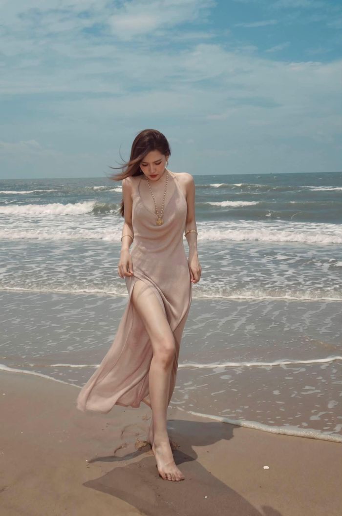 Sau khi kết hôn cùng doanh nhân giàu có và sinh hai thiên thần nhỏ, Phanh Lee vẫn duy trì được thân hình săn chắc, làn da căng mịn và phong thái trẻ trung.