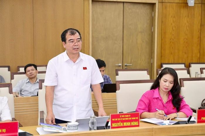 Phó Chủ tịch UBND thành phố Nguyễn Minh Hùng phát biểu tại cuộc làm việc. Ảnh: CTTDT thành phố.