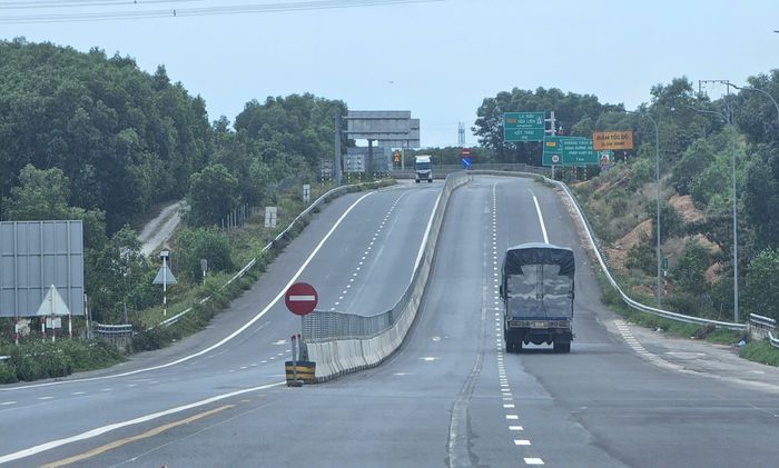 Hạng mục chính của dự án thi công mở rộng cao tốc La Sơn - Hòa Liên cơ bản hoàn thành. Ảnh: H.Dũng.