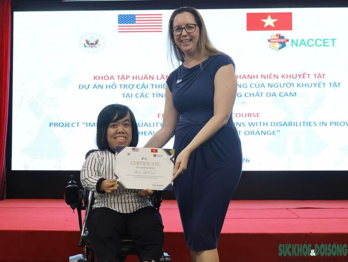 Đặng Thị Kim Oanh nhận Giấy chứng nhận hoàn thành khóa Lãnh đạo trẻ thanh niên khuyết tật 2026. (Ảnh: NVCC)