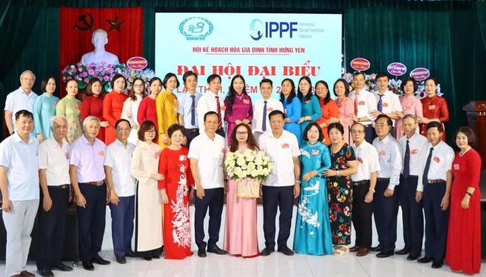 Thứ trưởng Bộ Y tế, Chủ tịch Hội Kế hoạch hóa gia đình Việt Nam Đỗ Xuân Tuyên tặng hoa chúc mừng Ban Chấp hành Hội Kế hoạch hóa gia đình tỉnh Hưng Yên. Ảnh: Hoàng Thía