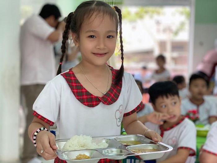 Trẻ em trong Mô hình điểm Bữa ăn học đường bảo đảm dinh dưỡng hợp lý kết hợp tăng cường hoạt động thể lực cho trẻ em, học sinh, sinh viên Việt Nam, triển khai thí điểm trong năm học 2020–2021.