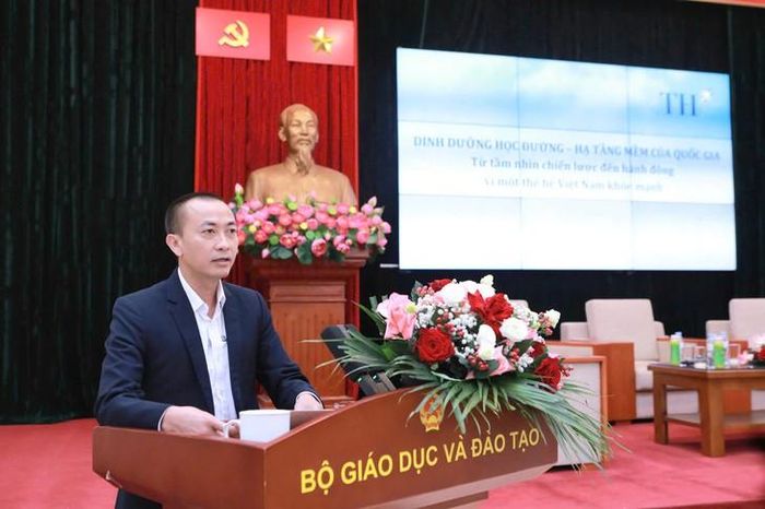 Ông Phạm Thế Quyền, Giám đốc Nghiên cứu và Phát triển, Tập đoàn TH trình bày tham luận "Dinh dưỡng học đường là hạ tầng mềm của quốc gia".