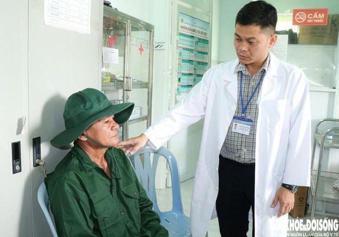Bác sĩ Đạo Câu Đại Châu Thành, Phó Giám đốc phụ trách Trạm Y tế xã Thuận Bắc, thăm hỏi người dân đến khám sức khỏe. Ảnh: Duy Ngọc.