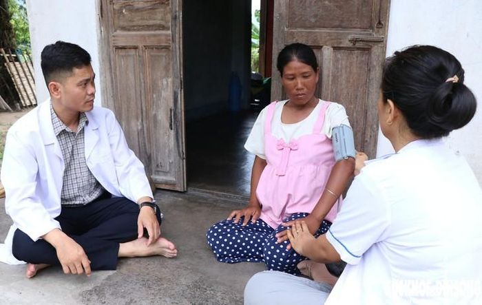 Bác sĩ Đạo Câu Đại Châu Thành cùng nhân viên y tế đến tận nhà thăm hỏi, theo dõi thai kỳ cho chị Chamalés Thị Lem. Ảnh: Duy Ngọc.