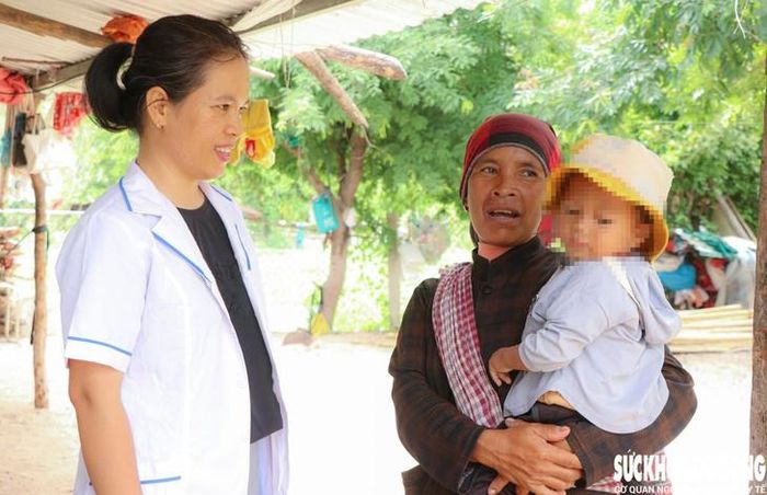 Chị Nguyễn Hoa Sinh, nữ hộ sinh Trạm Y tế xã Thuận Bắc, tuyên truyền về kế hoạch hóa gia đình cho người dân tại thôn Phước Kháng. Ảnh: Duy Ngọc.