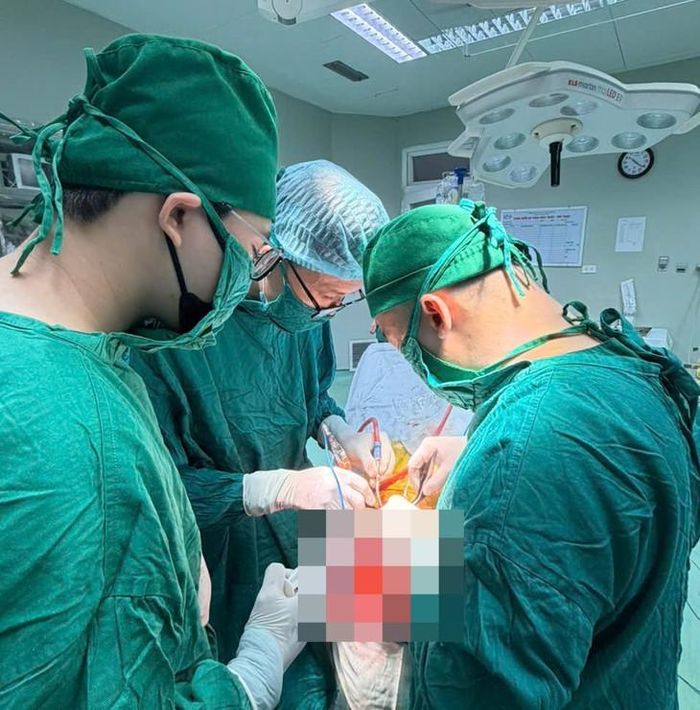 Ê-kíp Khoa Phẫu thuật Thần kinh – Cột sống, Bệnh viện Hữu nghị Đa khoa Nghệ An phẫu thuật lấy khối u não lớn cho người bệnh 73 tuổi. ẢNH: B.V