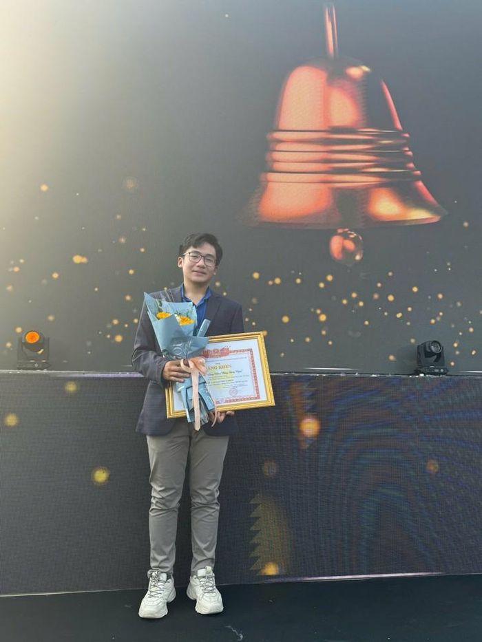 Bùi Quang Trung được được Thành Đoàn Hà Nội tặng bặng khen với tác phẩm tìm hiểu về làng khoa bảng Đông Ngạc vào năm 2023. Ảnh: NVCC