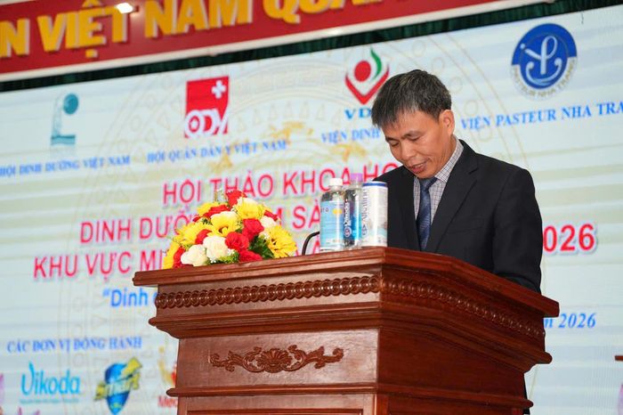 PGS.TS. Nguyễn Trọng Hưng, Chi hội trưởng Chi hội Dinh dưỡng Lâm sàng và Tiết chế trình bàybáo cáo về “Dinh dưỡng và các bệnh lý nhiễm trùng: Sàng lọc, nguyên tắc can thiệp trong viêm- suy mòn và các khuyến cáo quốc tế”.Ảnh: Nguyễn Nhiên