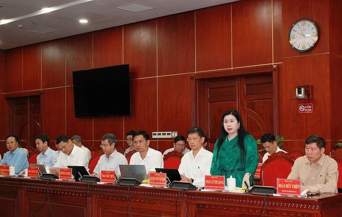 Thành viên đoàn công tác góp ý với ngành Y tế Cà Mau. Ảnh: Mimosa.