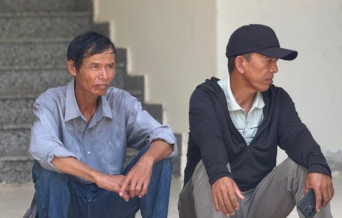 Ông Mai Văn Sự (bìa trái) ngóng chờ tin con. Ảnh: Bích Vân