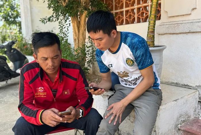 Anh Nguyễn Thái (bìa phải - người may mắn sống sót) trao đổi với thành viên của một đội tham gia tìm kiếm về đặc điểm nhận dạng của hai cô gái. Ảnh: Bích Vân