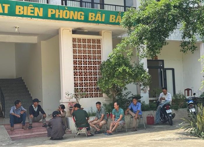 Ba ngày nay, hai gia đình túc trực ở bán đảo Sơn Trà để chờ tin của lực lượng tìm kiếm. Ảnh: Bích Vân