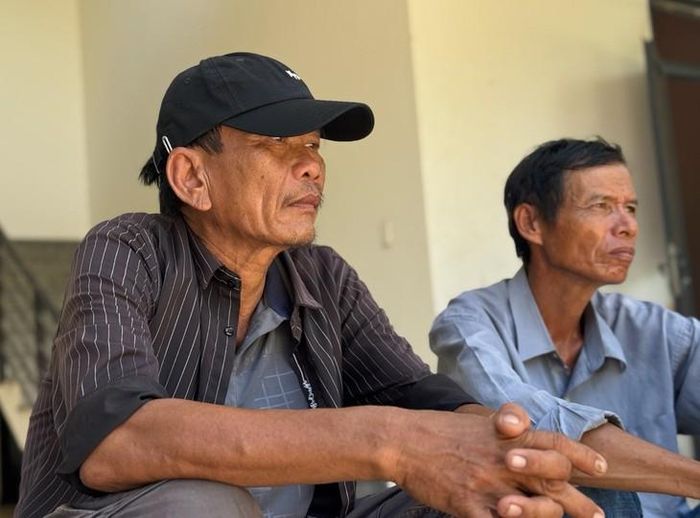 Ông Trần Cừu lộ rõ vẻ mặt đau buồn, mong sớm tìm được con gái. Ảnh: Bích Vân