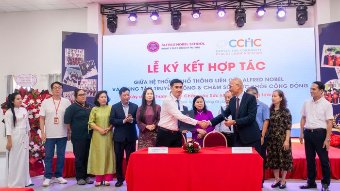 Các đại biểu chứng kiến lễ ký kết. Ảnh: Xuân Hương