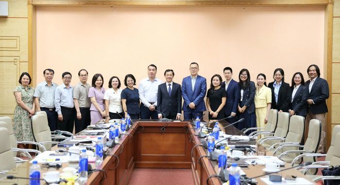 Thứ trưởng Bộ Y tế Nguyễn Tri Thức cùng các đại biểu tại buổi tiếp và làm việc. Ảnh: Trần Minh