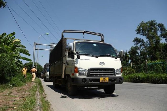 Cùng với kiểm tra ma túy, nồng độ cồn, tổ công tác Đội CSGT số 11 cũng tăng cường kiểm soát tải trọng xe tải, container và phương tiện kinh doanh vận tải lưu thông trên tuyến. (Ảnh Thành Long)