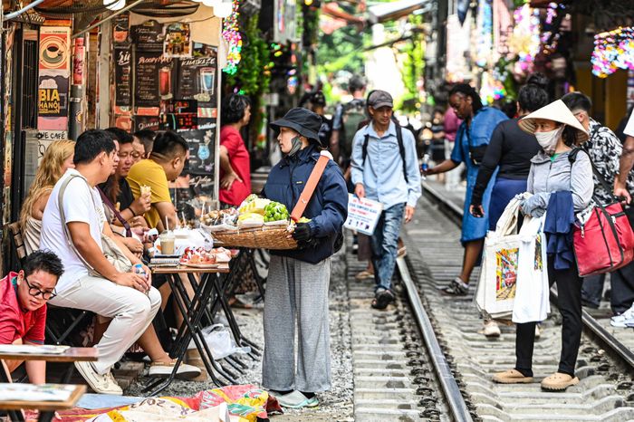 Theo người dân kinh doanh buôn bán khu vực phố đường tàu, khi tàu đi qua, họ luôn nhắc nhở du khách đảm bảo an toàn, tuy nhiên sẽ có những trường hợp để có được bức ảnh đẹp mà có hành động nguy hiểm. (Ảnh HQ)