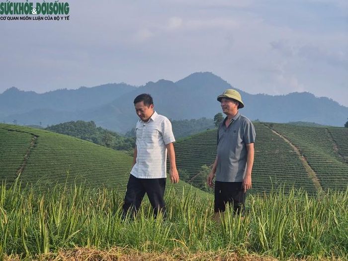 Ông Nguyễn Hoàng Trung, Bí thư Đảng ủy, Chủ tịch HĐND xã Long Cốc cùng người dân quay video quảng bá du lịch địa phương. Ảnh: Amazing Long Cốc