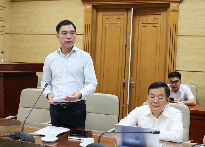 Cục trưởng Cục Quản lý Khám chữa bệnh Hà Anh Đức phát biểu tại cuộc họp.  Ảnh: Trần Minh