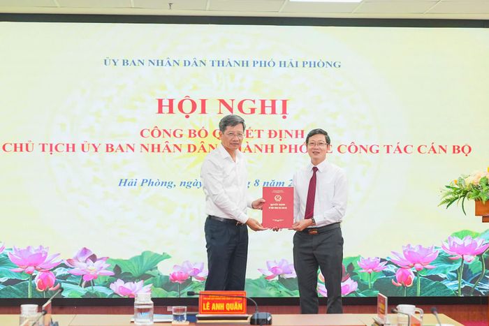 Phó Chủ tịch Thường trực UBND thành phố Lê Anh Quân trao Quyết định của Chủ tịch UBND thành phố cho tân PGĐ Sớ Nông nghiệp và Môi trường - Bùi Xuân Lộc. Ảnh: Cổng TTDT TP