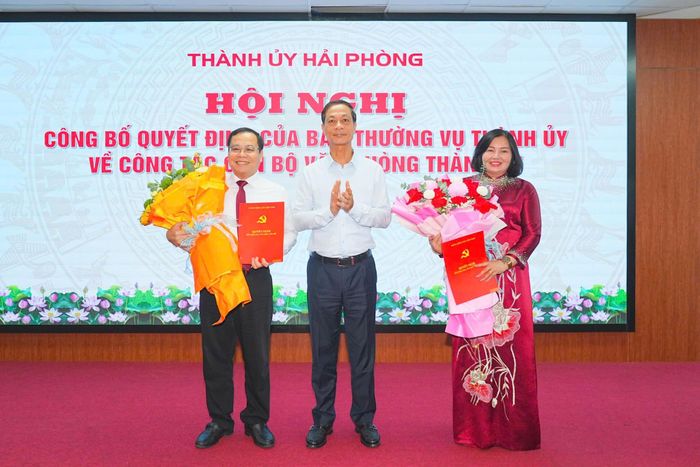 Ông Đỗ Mạnh Hiến, Phó Bí thư Thường trực Thành ủy Hải Phòng trao quyết định cho ông Phạm Hưng Hùng và bà Nguyễn Thị Như Trang. Ảnh: Cổng TTDT TP