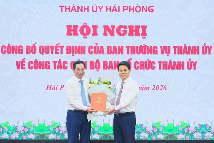 Bí thư Thành ủy Lê Ngọc Châu trao Quyết định và tặng hoa cho ông Vũ Tiến Phụng. Ảnh: Cổng TTDT TP