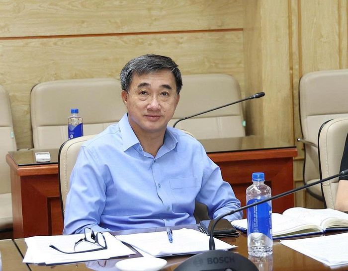 Thứ trưởng Bộ Y tế Trần Văn Thuấn tại cuộc họp.  Ảnh: Trần Minh
