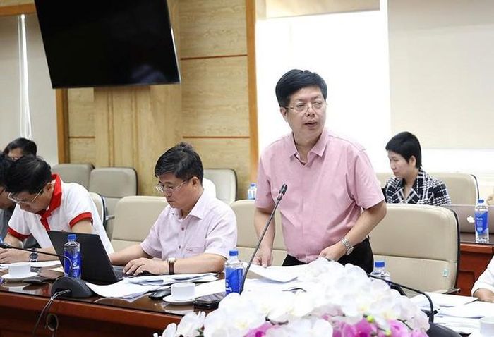 Đại diện lãnh đạo các đơn vị của Bộ Y tế báo cáo, phát biểu làm rõ thêm nội dung lãnh đạo Bộ, lãnh đạo các Uỷ ban của Quốc hội quan tâm. Ảnh: Trần Minh