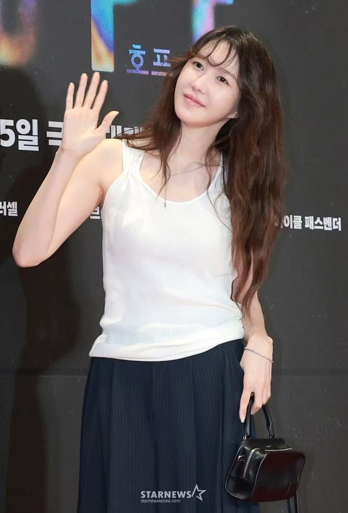 Lee Ji Ah chưa có phim mới lên sóng sau ồn ào về gia thế. Nhưng nhờ phản hồi nhanh và dứt khoát, Knet không chỉ trích cô quá nặng lời. Giữa tháng 7, nữ diễn viên tham gia buổi chiếu VIP phim điện ảnh "Hope".