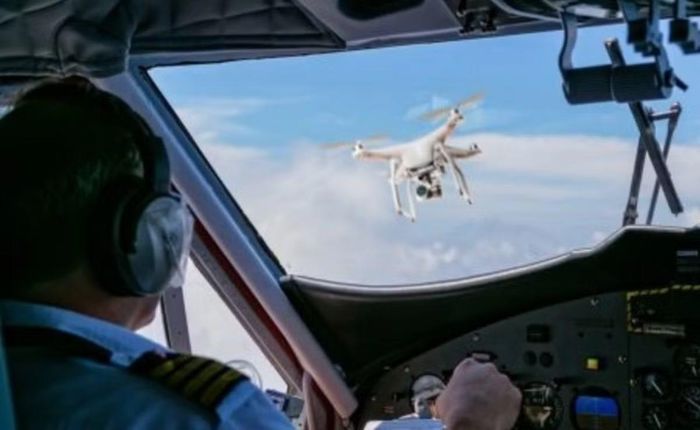 Trong trường hợp xảy ra va chạm, drone có thể gây hư hại nặng cho máy bay. Ảnh minh họa: Stewarts.