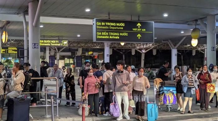 Nhiều chuyến bay bị ảnh hưởng do phương tiện bay không người lái (UAV) xuất hiện gần đường bay tại sân bay Tân Sơn Nhất. Ảnh: Hữu Huy/ TPO.