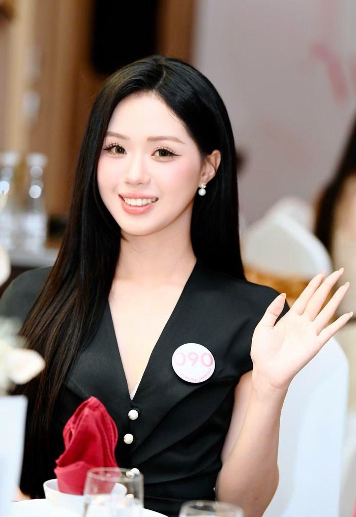 Thí sinh Vũ Thị Khánh Vi đến từ Ninh Bình. Cô tốt nghiệp loại Xuất sắc chuyên ngành Kinh tế Quốc tế của Đại học Ngoại thương. Khánh Vi sở hữu loạt thành tích học tập vô cùng đáng nể.
