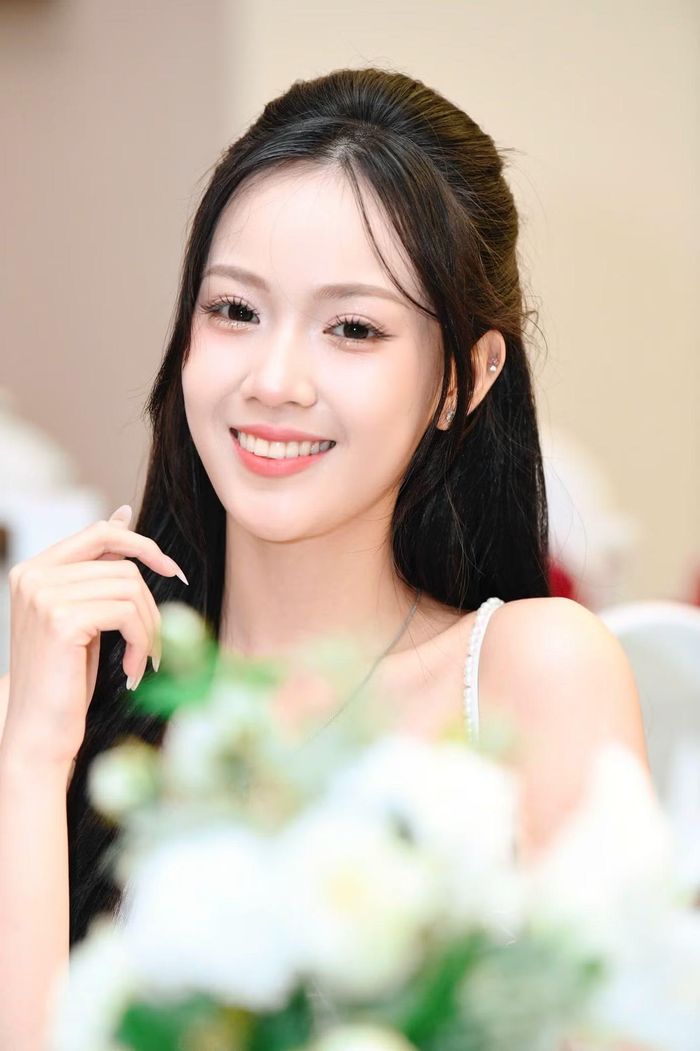 Thí sinh Nguyễn Yến Trang đến từ Hà Nội, cô cao 1m73, hiện là sinh viên năm 2 trường Đại học Thủ Đô Hà Nội.