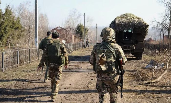 Theo quan điểm của Moskva, các nguyên nhân này gồm việc NATO mở rộng về phía đông, nỗ lực đưa Ukraine gia nhập liên minh quân sự, những mối đe dọa trực tiếp đối với an ninh quốc gia Nga và vấn đề quyền lợi của cộng đồng người nói tiếng Nga tại Ukraine.