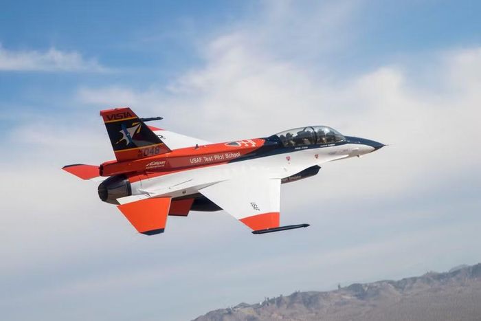Vào năm 2023, X-62A đã thực hiện cuộc không chiến trong tầm nhìn trực tiếp đầu tiên với một tiêm kích F-16 do phi công điều khiển. Trong 21 chuyến bay thử nghiệm, VISTA đã tiếp cận ở khoảng cách xấp xỉ 600 m với tốc độ kết hợp khoảng 1.900 km/h.