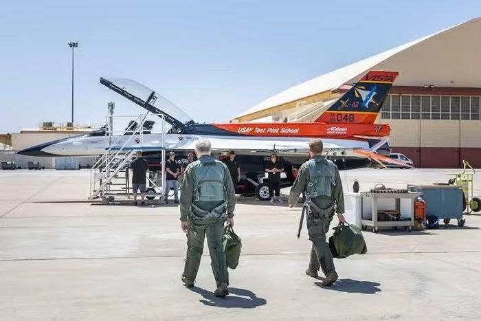 Không quân Mỹ (USAF) và công ty Skunk Works của Lockheed Martin đã đăng tải những thành tựu mới trong quá trình thử nghiệm tiêm kích X-62 VISTA sau khi tiến hành gói nâng cấp MSU, trong đó bổ sung khả năng đánh chặn tự động bằng dữ liệu quang học IRST.