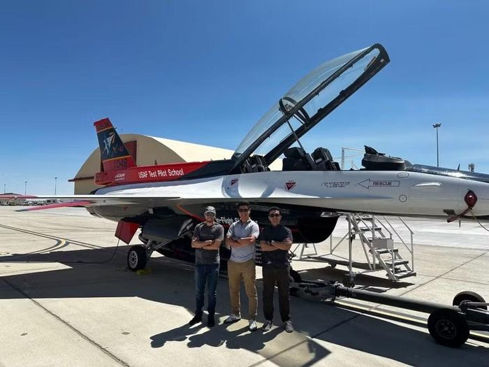 Dự án HAVE HEAT đã sử dụng thiết bị nhắm mục tiêu Legion Pod của Lockheed Martin trên tiêm kích không người lái X-62 nhằm chứng minh khả năng của trí tuệ nhân tạo (AI) trong việc sử dụng dữ liệu cảm biến thực tế để tự động đánh chặn mục tiêu trong thời gian thực.