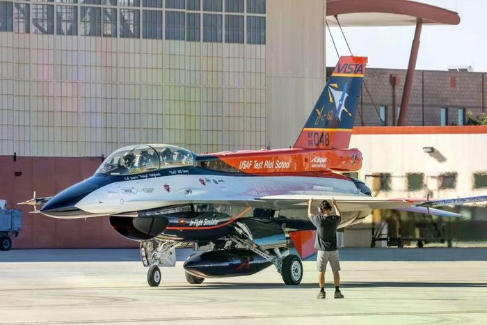 Thông cáo báo chí của Lockheed Martin giải thích X-62 đã bay kèm với phi cơ huấn luyện T-38 Talon có người lái và truyền dữ liệu đến một phần mềm AI, giúp tự động định vị máy bay chiến đấu để thực hiện nhiệm vụ đánh chặn chiến thuật.