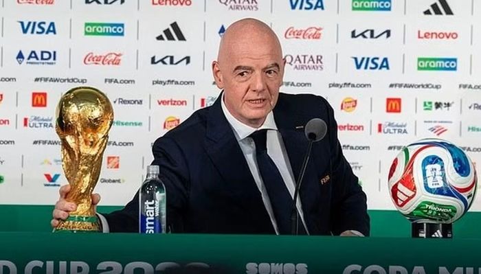 Ông Infantino, người sẽ đối mặt cuộc bầu cử lại vào tháng 3 năm sau, phủ nhận các cáo buộc sai phạm. FIFA cũng bảo vệ người đứng đầu tổ chức, gọi những chỉ trích nhằm vào ông là “nỗ lực của một số bên nhằm làm suy yếu” FIFA.