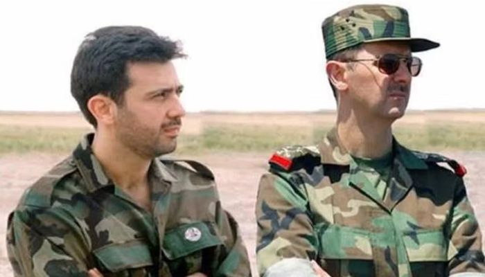 Ông Maher Assad từng là tư lệnh Sư đoàn Thiết giáp số 4 của quân đội Syria. Đơn vị này bị cáo buộc thực hiện các hành vi sát hại, tra tấn, tống tiền và buôn bán ma túy, đồng thời vận hành các trung tâm giam giữ riêng.