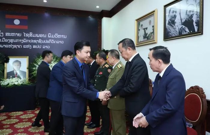 Đồng chí Nguyễn Minh Triết chia buồn cùng với cán bộ, nhân viên Đại sứ quán Lào và nhân dân Lào. (Ảnh: Trịnh Lý)