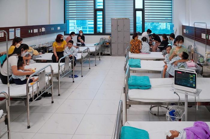 Điều trị cúm mùa cho trẻ em tại BV Nhi Hà Nội. Ảnh: BVCC.
