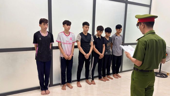 Lực lượng Công an TP Đà Nẵng đọc quyết định bắt các đối tượng gây rối trật tự công cộng. Ảnh: CA Đà Nẵng.