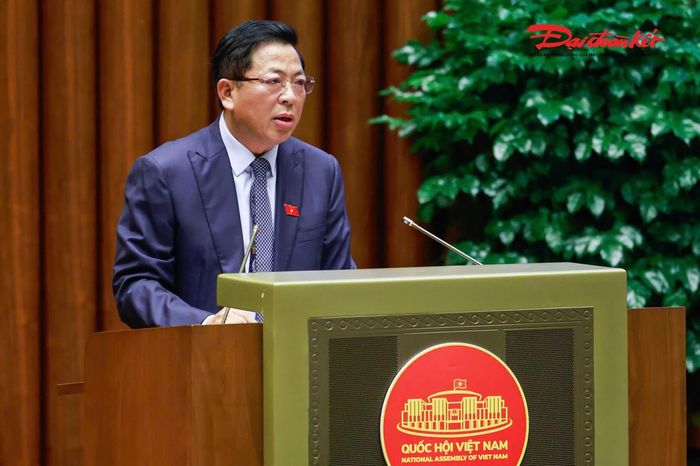 Bộ trưởng Bộ Xây dựng phát biểu giải trình, làm rõ một số vấn đề đại biểu Quốc hội nêu. Ảnh: Quang Vinh