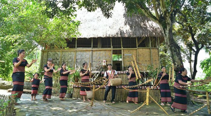 NNƯT Y Sinh cùng đồng bào Xơ Đăng biểu diễn nhạc cụ truyền thống của dân tộc Xơ Đăng chào đón du khách. Ảnh: P. Sỹ.