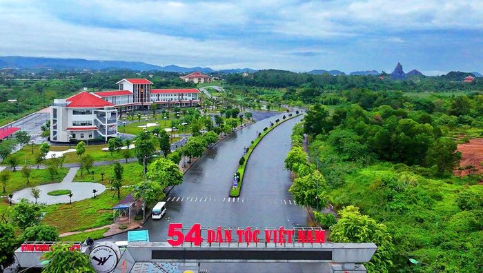 Làng Văn hóa - Du lịch các dân tộc Việt Nam ở xã Đoài Phương, Hà Nội hiện do UBND TP Hà Nội quản lý. Ảnh: P. Sỹ.