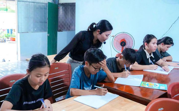 Em Nguyễn Thị Gia Linh (ngoài cùng bên trái) tranh thủ những ngày hè để ôn lại kiến thức đã học, đồng thời làm quen với những yêu cầu ở bậc THCS.