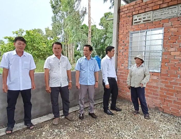 Phó chủ tịch Ủy ban MTTQ Việt Nam tỉnh Cà Mau Bùi Minh Hải kiểm tra tiến độ xây dựng nhà Đại đoàn kết ở xã Phòng Hiệp. Ảnh: Nguyên Du
